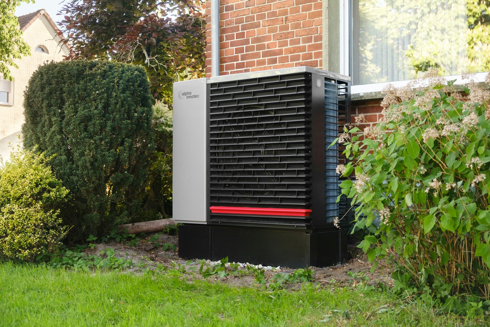 Heat Pump Pausing or Steaming? Normal Defrost vs. an Icing Problem